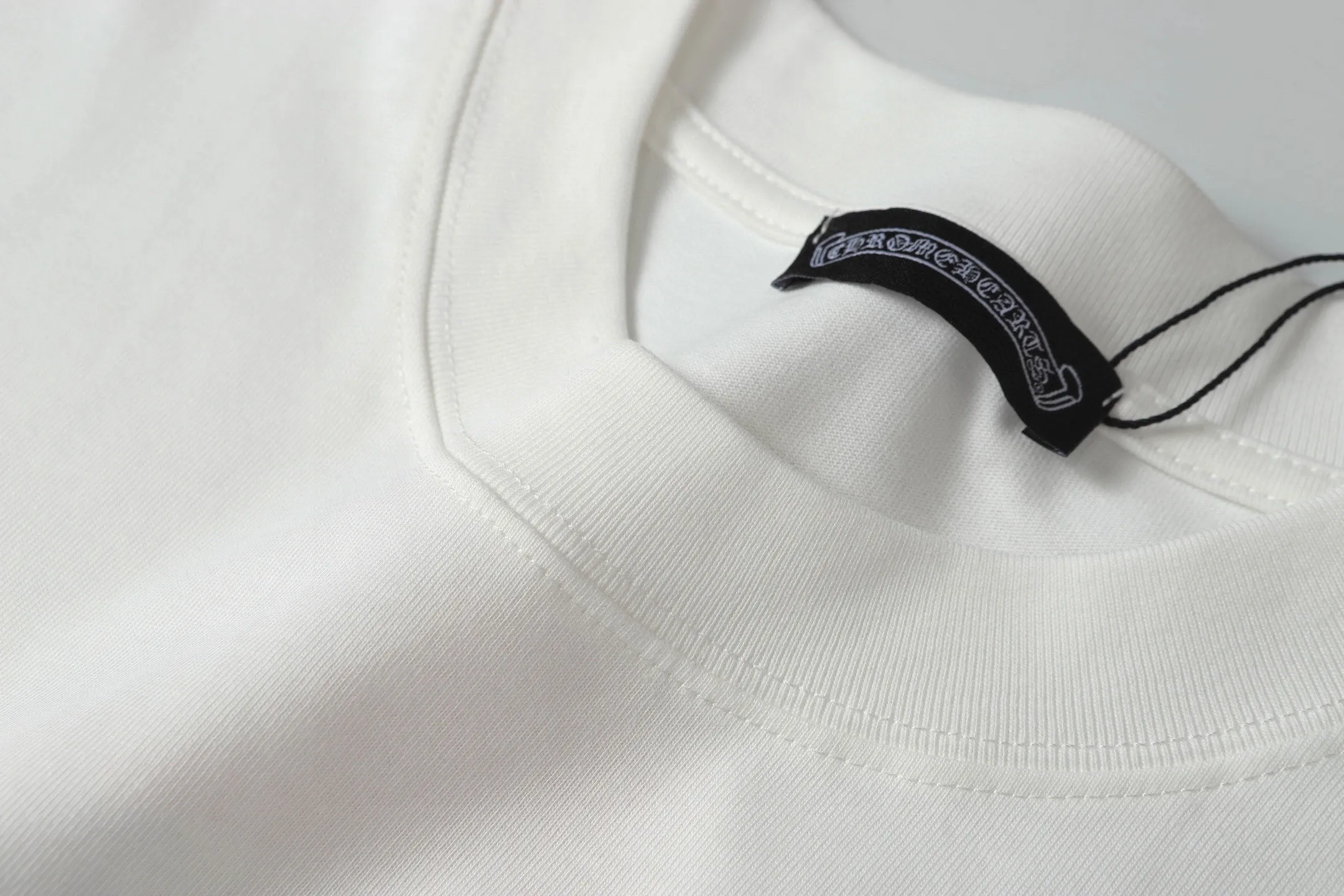 🅿️180 Chrome hearte/Chrome heart ch 25ss early spring new cross foam short sleeves. A must-have item for daily commuting for men and women in light luxury. The correct version is welcome to compare. Detailed features ·280 grams of 100% cotton double yarn jersey fabric ·Special thickened 32 pieces of double-strand 1x1 thread in the same cylinder ·Double-needle stitching process ·Original main mark washed hangtag COLOUR: black white SIZE: s xl